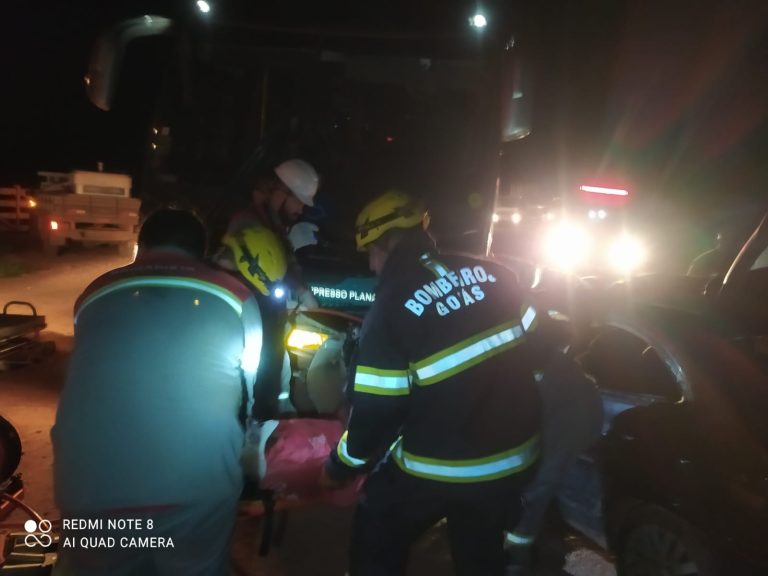 Batida entre carro e ônibus deixa cinco feridos