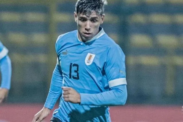 Emiliano Rodriguez com a camisa da seleção uruguaia