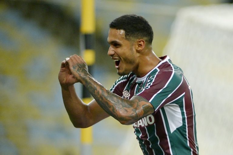 Goiás acerta contratação de lateral do Fluminense