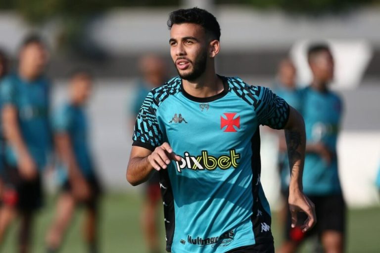 Goiás acerta a contratação de centroavante ex-Vasco