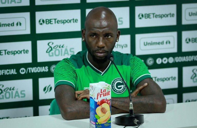 Allano comenta, em coletiva, boa fase no inicio de temporada pelo Goiás.