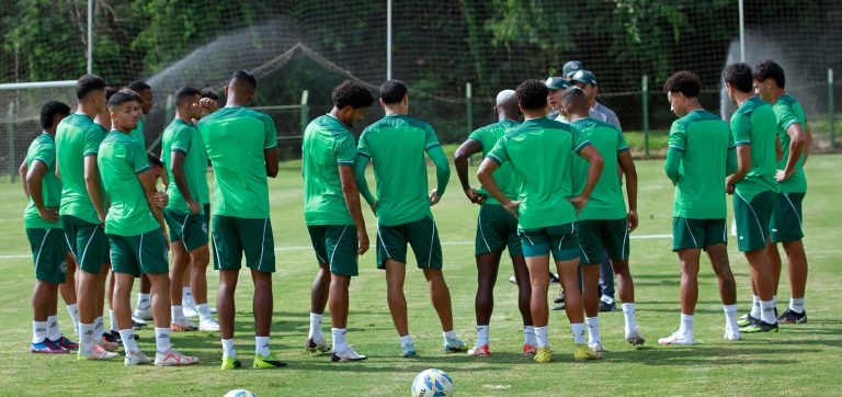 Elenco do Goiás na ultima atividade promovida pelo técnico Zé Ricardo para enfrentar o Morrinhos.