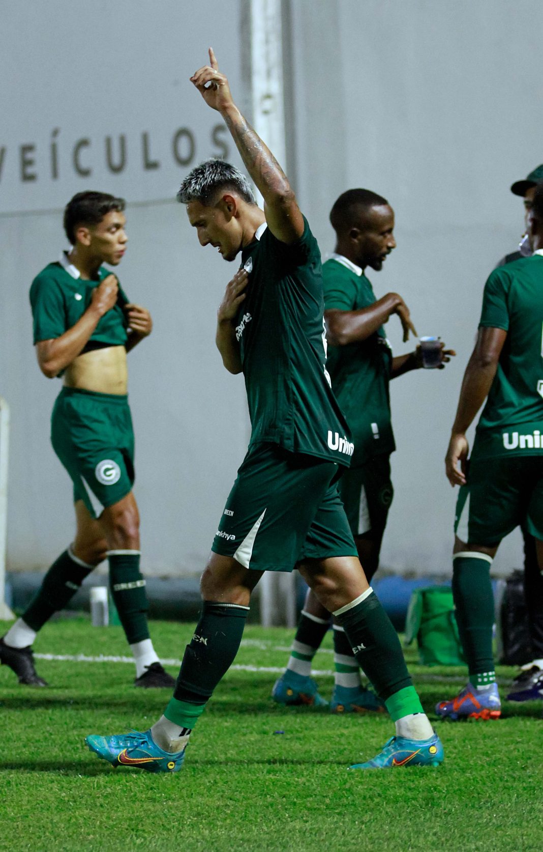 O atacante Breno Herculano que já marcou dois gols no campeonato, comemora o ultimo marcado com a camisa do Goiás, na partida contra o CRAC em Catalão-GO