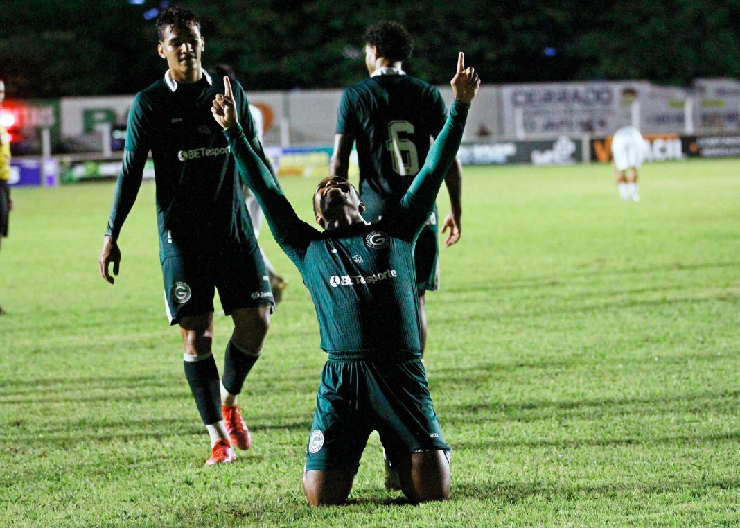 Allano, ataccante do Goiás comemora seu primeiro gol na temporada.