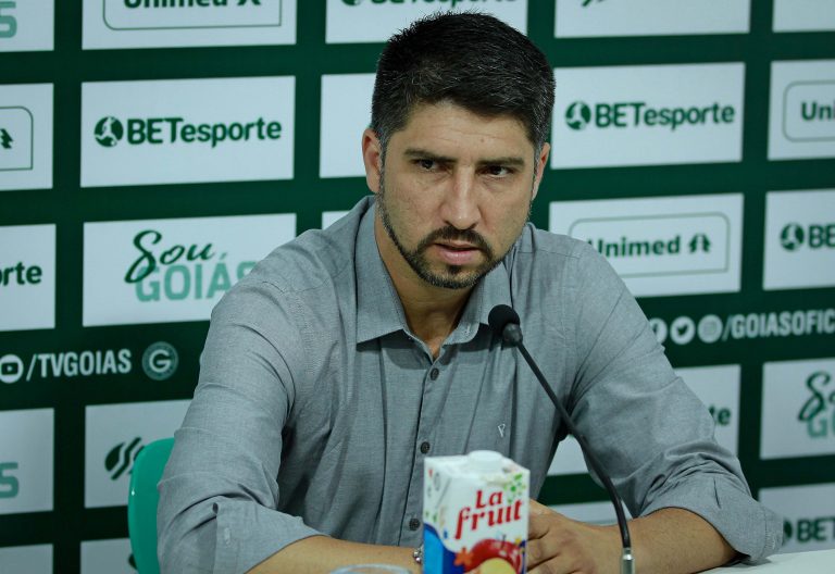 Agnello Gonçalves, diretor de futebol do Goiás em entrevista coletiva.