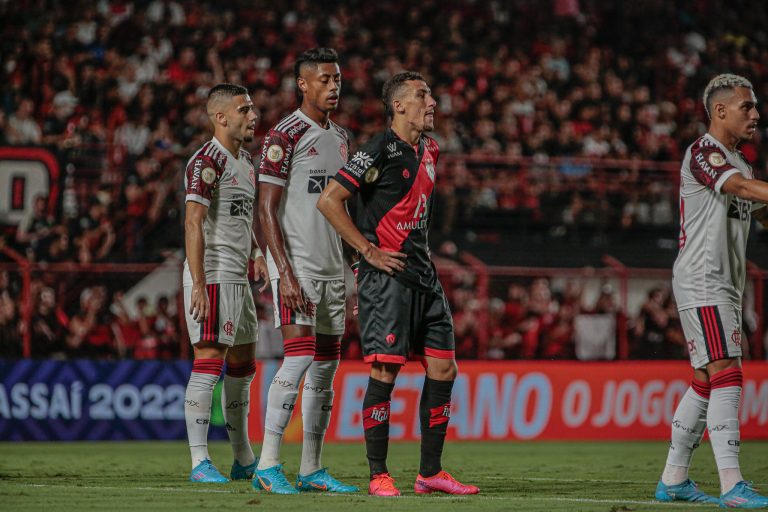 Baralhas sendo marcado por Bruno Henrique em 2022