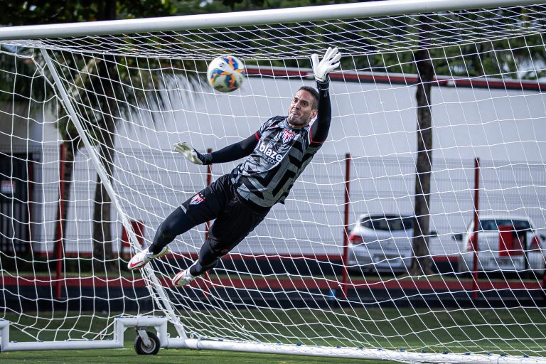 Ronaldo treinando no Atlético Goianiense