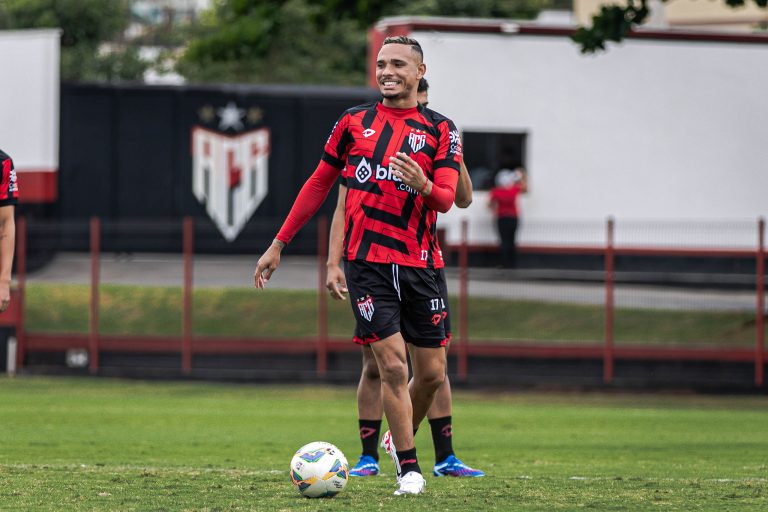 Meia-atacante Luiz Fernando durante treinamento