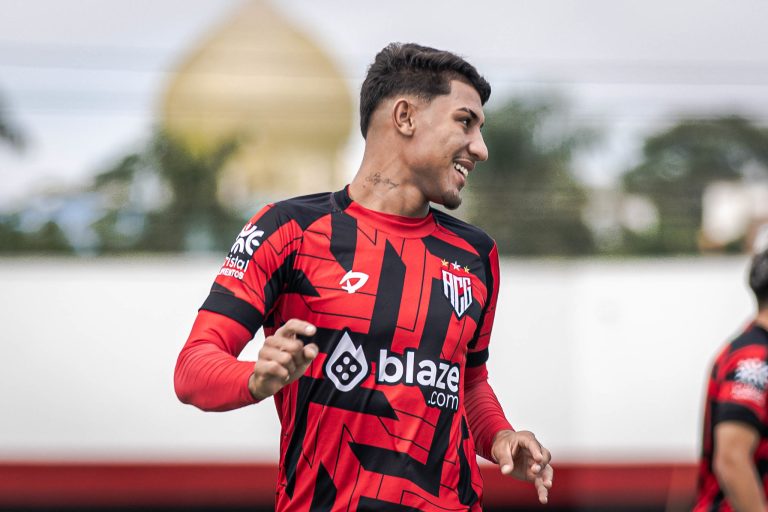 Atacante Daniel durante treinamento