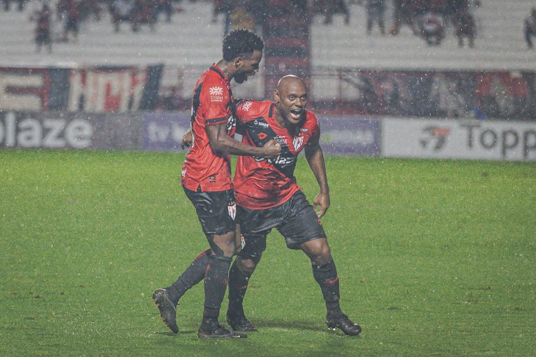 Vagner Love comemorando o gol pelo Atlético Goianiense