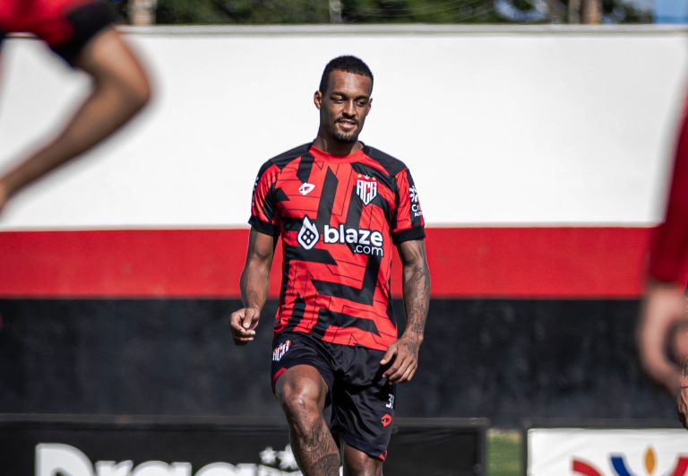 Luiz Felipe tocando a bola durante treino