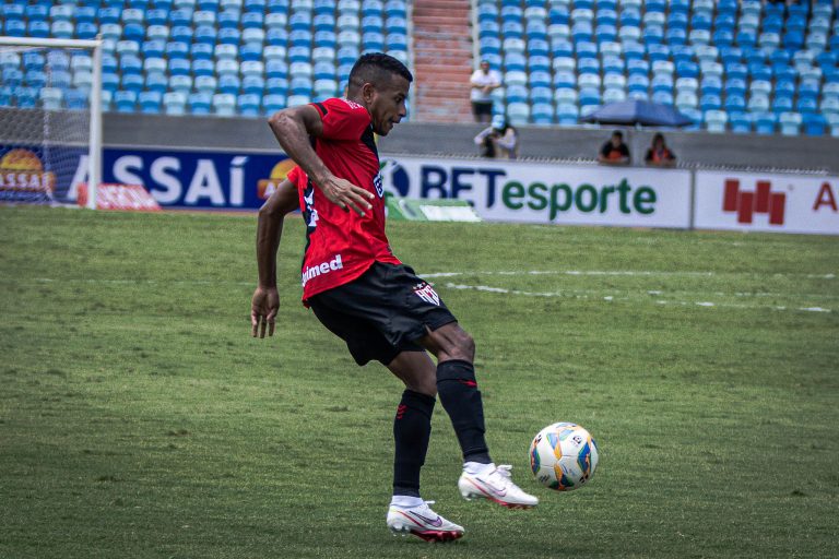 Lateral Maguinho em ação no estádio Olímpico