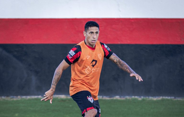 Bruno Tubarão treinando com bola