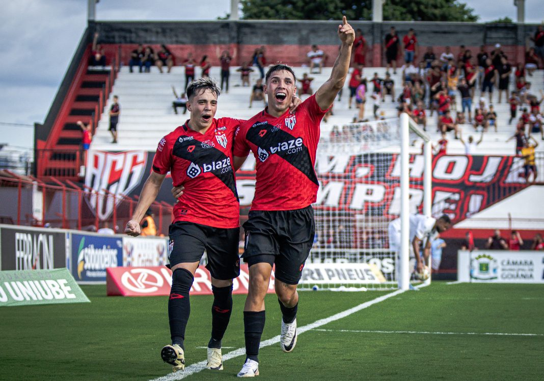 Alejo Cruz e Emiliano Rodriguez comemorando gol