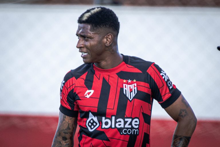 Yony Gonzalez treinando no CT do Dragão