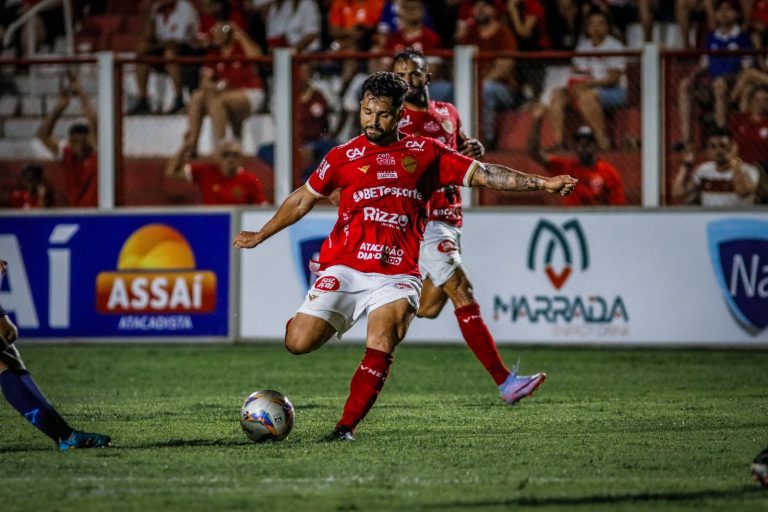 Alesson quer bater sua melhor marca em uma temporada ”superar 10 gols”