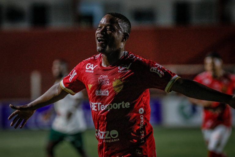 Naninho tem grande atuação e ganha a titularidade no Vila Nova