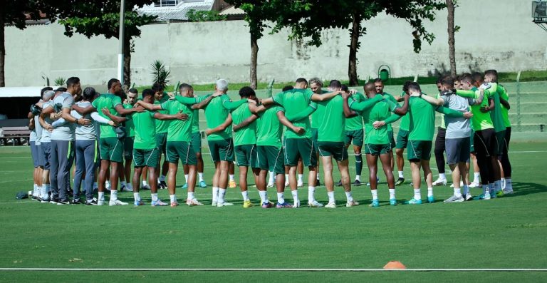 O elenco esmeraldino, conversam abraçados, antes da ultima atividade em preparação para enfrentar o Goianésia.