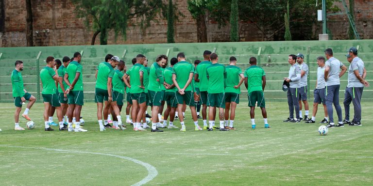 Elenco do Goiás se apresentando para iniciar a atividade desta manhã de sexta feira, 2.