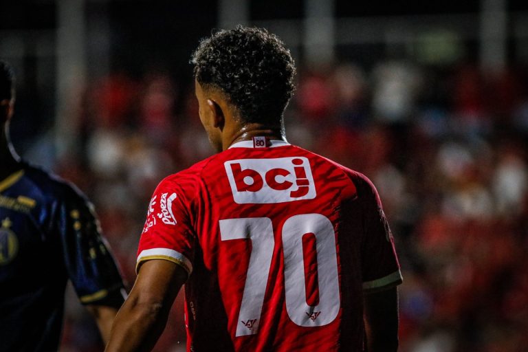 Com dores no tornozelo, Juan Christian não treina e vira dúvida para o clássico contra o Goiás
