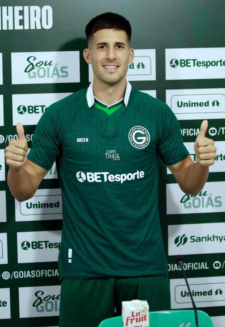 Zagueiro Martin Rea, vestido com a camisa do Goiás em sua apresentação.