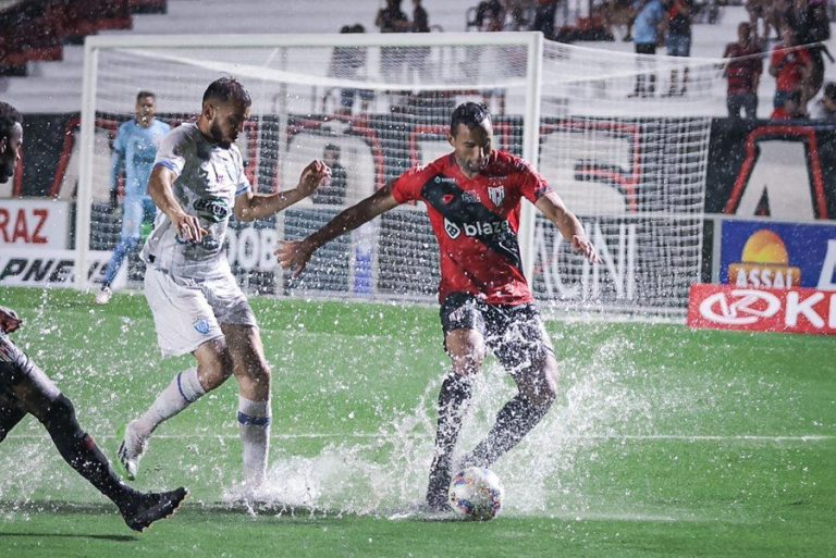 Pedro Henrique sendo marcado no Accioly