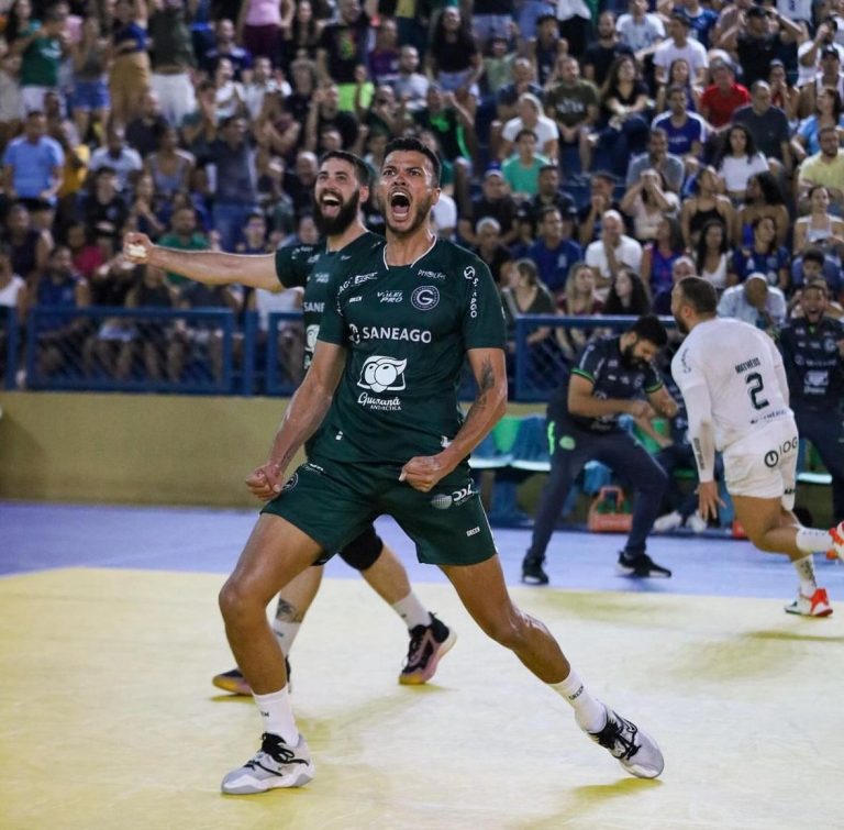 Saneago/Goiás vence set disputado por 560 minutos por 35-34 e leva a torcida do Goiás a loucura.