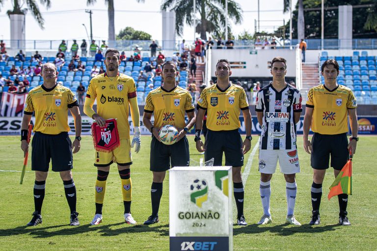 Capitães e arbitragem perfilados no Olímpico