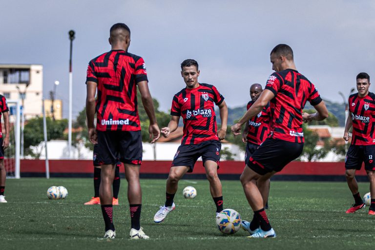 Thayllon participando do treino de bobinho no CT do Dragão