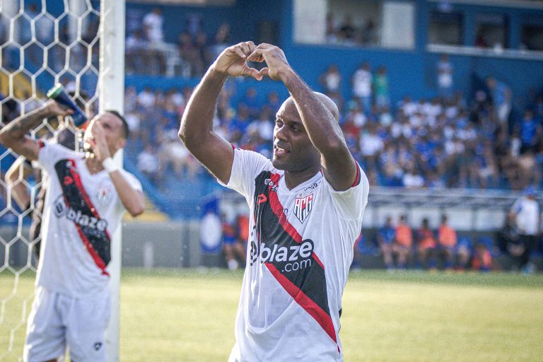 Vagner Love comemorando com com coração