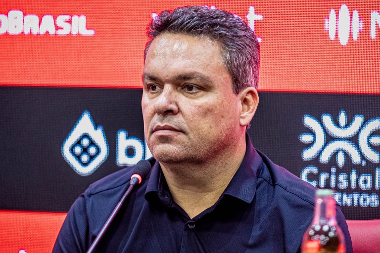 Adson Batista em coletiva no CT do Dragão