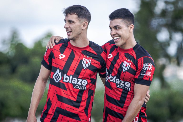 Shaylon e Roni se abraçando no CT