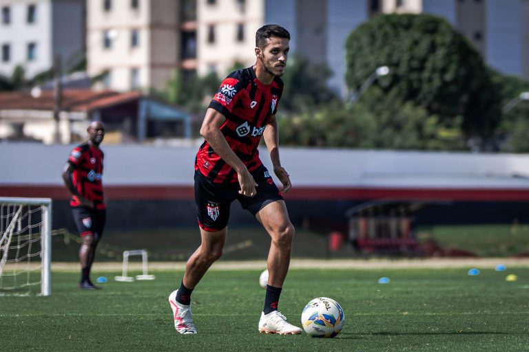 Lucas Kal treinando no CT do Dragão