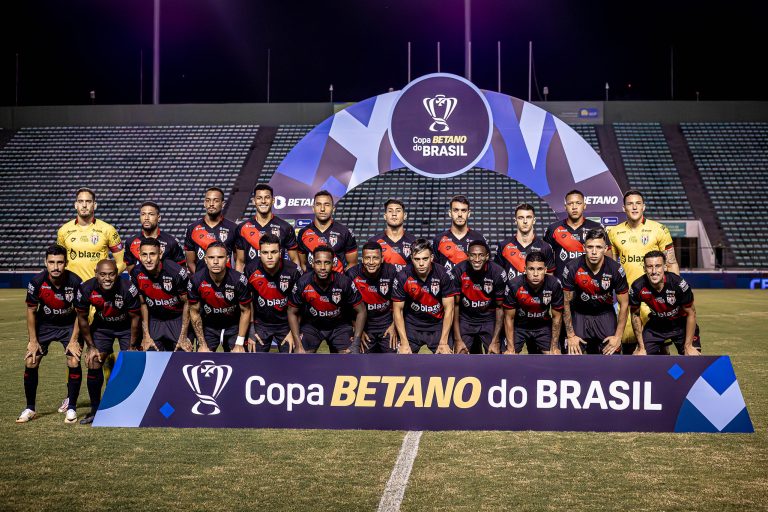 Jogadores do Atlético Goianiense perfilados