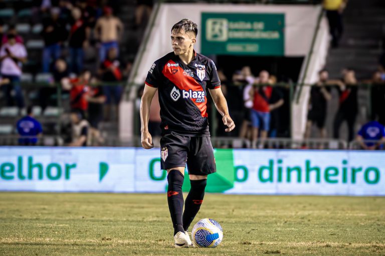 Alejo Cruz atuando pelo Atlético Goianiense