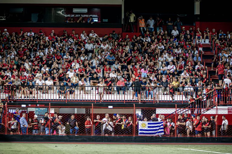 Torcida do Atlético Goianiense presente no Accioly