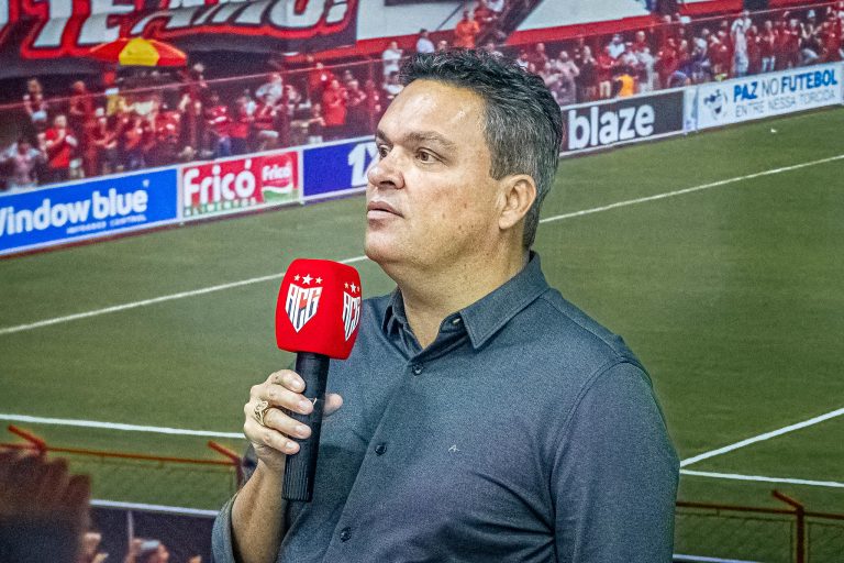 Adson Batista em CT do Dragão