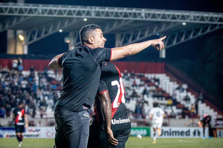 Jair Ventura passando orientação