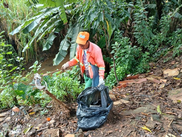 Expedição retira 96 toneladas de lixo do Rio Meia Ponte, em Goiânia