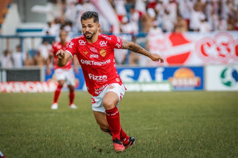 Vila Nova perde artilheiro para o jogo decisivo da volta contra o Goianésia