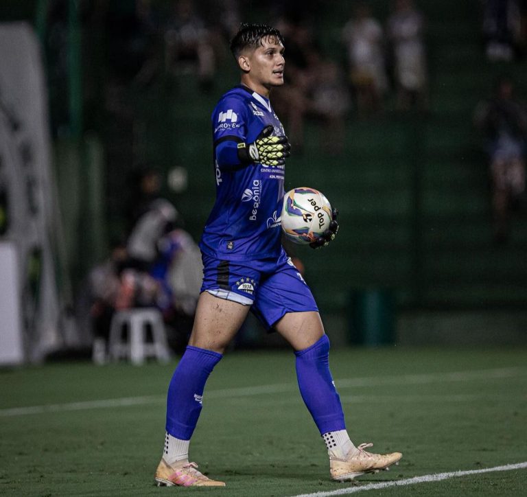 Goleiro Léo Rosa jogando pelo Goiânia