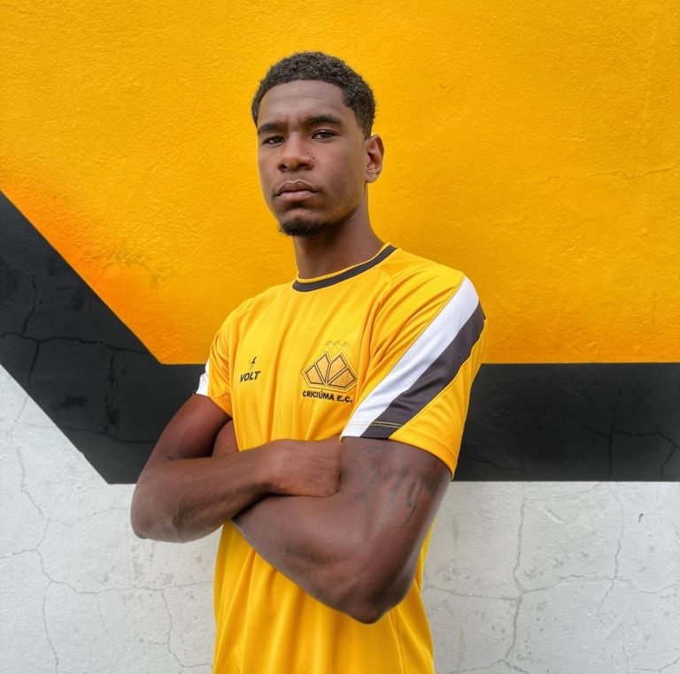 Wendel com a camisa do Criciúma