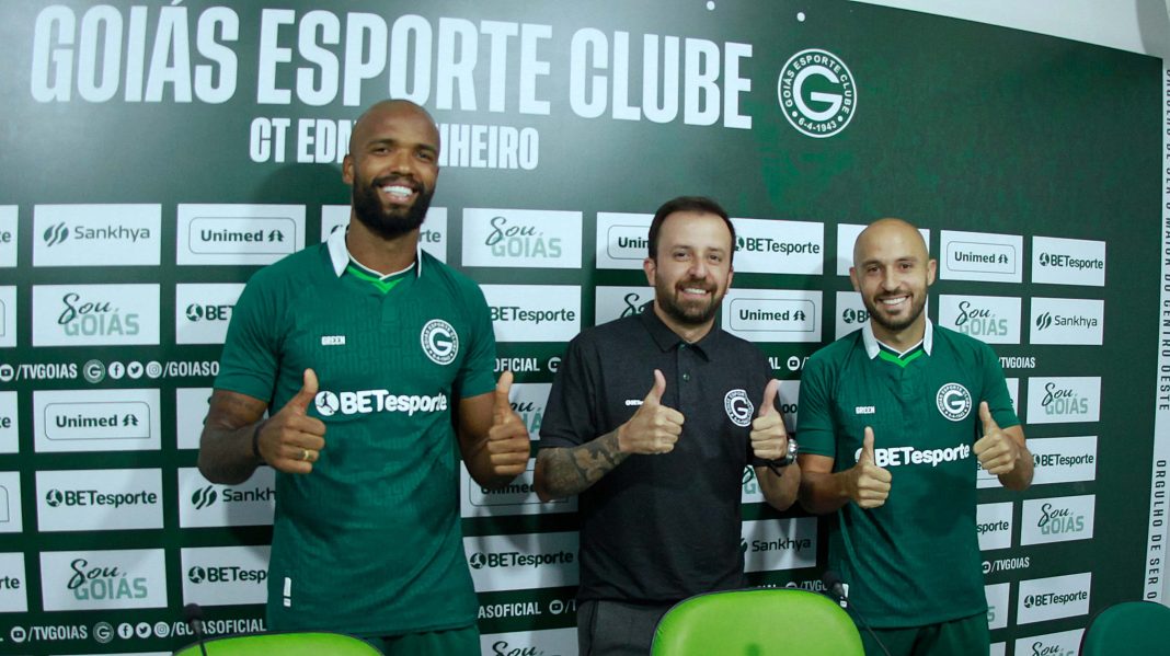 Mais duas caras novas no verdão. Lucas Andrino, diretor de futebol do Goiás, apresentou o zagueiro Messias.