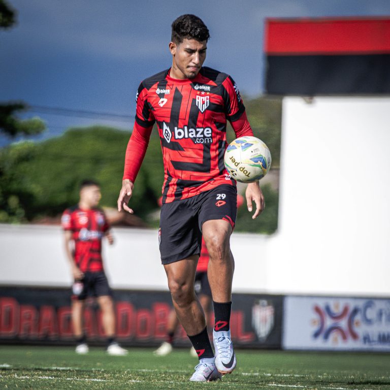 Daniel treinando no CT do Dragão