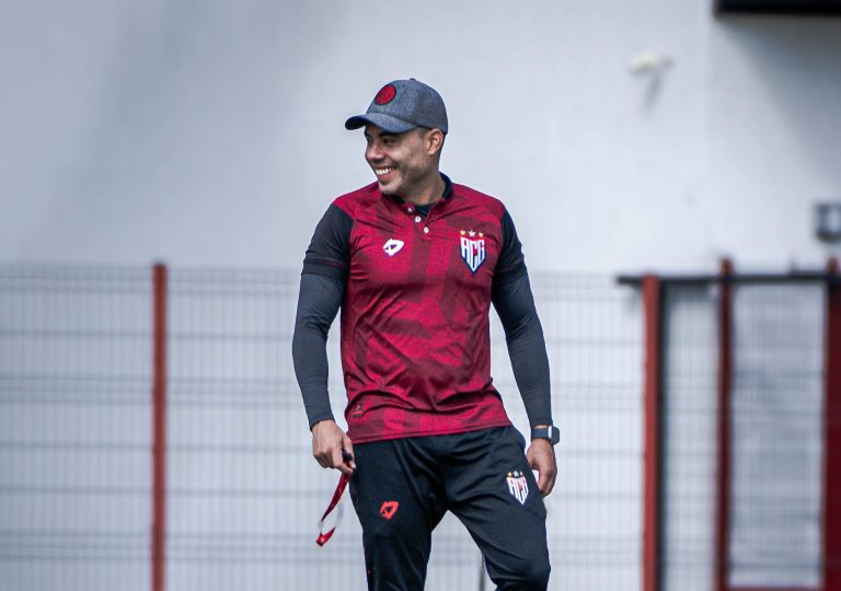 Jair Ventura sorrindo no CT do Dragão