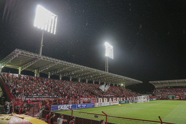 Arquibancada lotada no Accioly