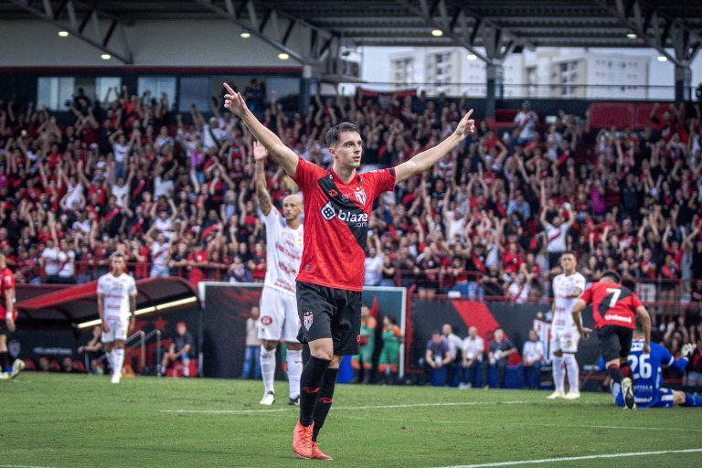 Shaylon comemorando com a torcida do Atlético Goianiense