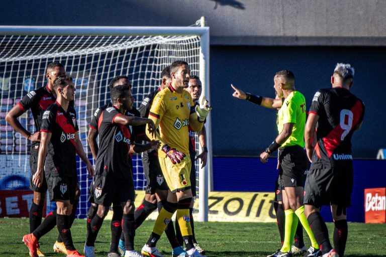 Jogadores do Atlético Goianiense reclamando com árbitro