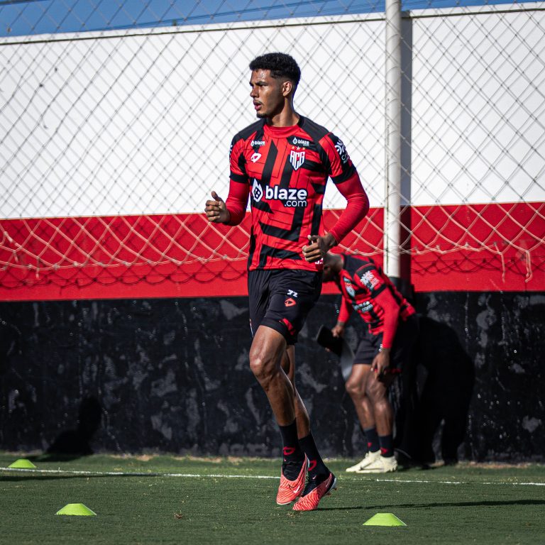 Zagueiro Alix treinando no CT do Dragão