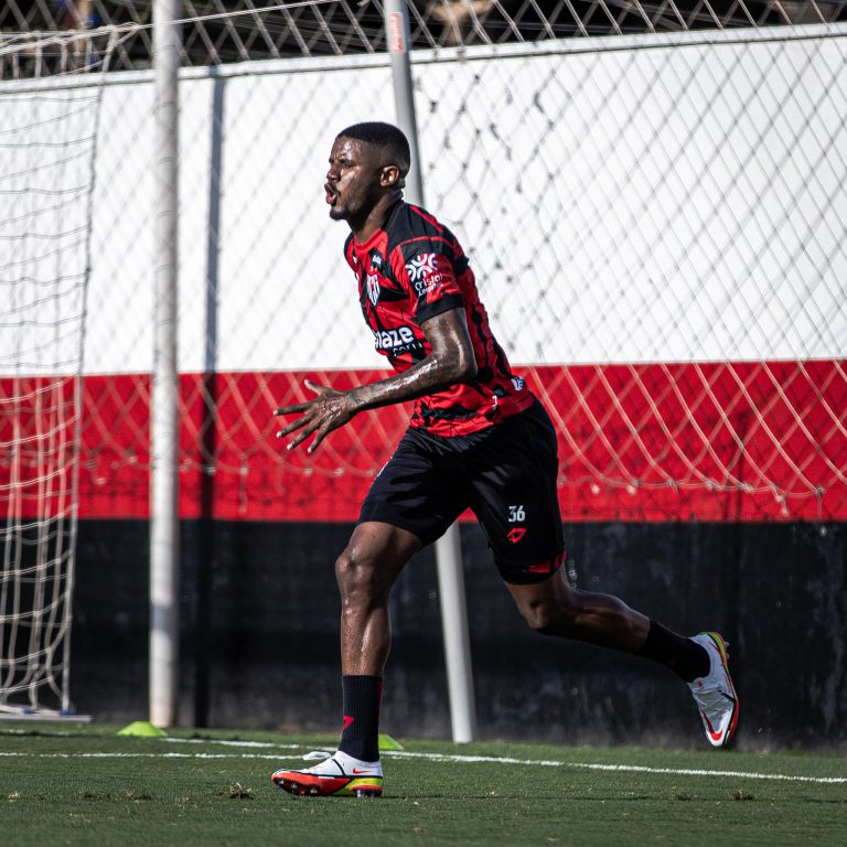 Zagueiro Marcão treinando no CT do Dragão